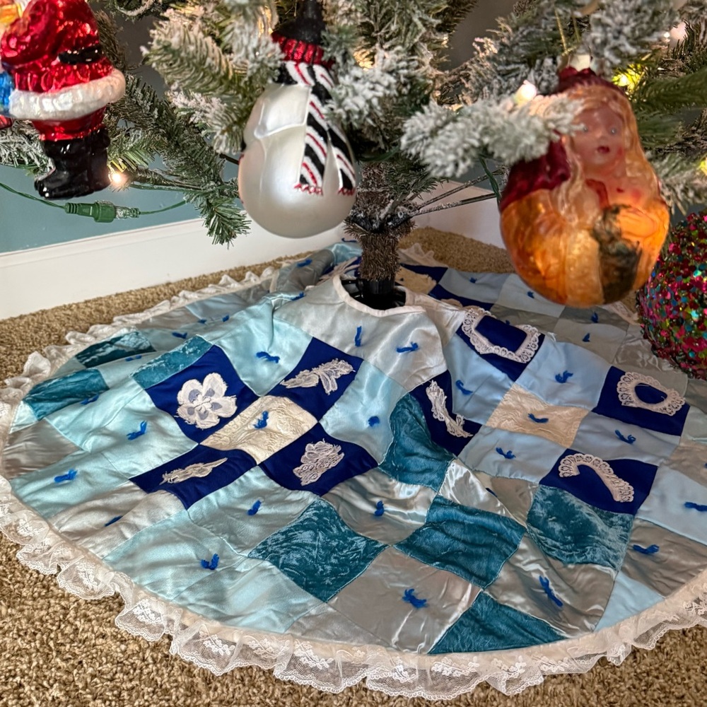 Vintage Handmade Blue and White Patchwork Crazy Quilt Tree Skirt (44.5")